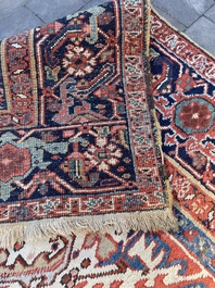 Grand tapis oriental de type Heriz &agrave; d&eacute;cor floral, laine sur coton, premi&egrave;re moiti&eacute; du 20&egrave;me si&egrave;cle