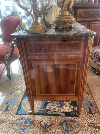 Commode d'&eacute;poque Louis XVI en placage d'acajou, parqueterie, montures en bronze dor&eacute; et dessus en marbre, estampill&eacute;e N. Petit, der. quart du 18&egrave;me s.