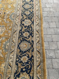 Grand tapis oriental de type Tabriz &agrave; d&eacute;cor floral, laine sur coton, deuxi&egrave;me quart du 20&egrave;me si&egrave;cle