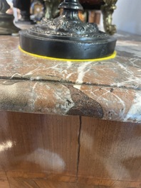 Commode d'&eacute;poque Louis XV en placage, parqueterie, montures en bronze dor&eacute; et dessus en marbre, estampill&eacute;e Galet, deuxi&egrave;me moiti&egrave; du 18&egrave;me s.