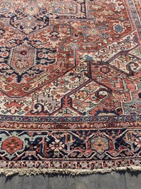 Grand tapis oriental de type Heriz &agrave; d&eacute;cor floral, laine sur coton, premi&egrave;re moiti&eacute; du 20&egrave;me si&egrave;cle