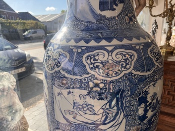 Important vase en porcelaine de Chine en bleu, blanc et rouge de cuivre, 19&egrave;me si&egrave;cle