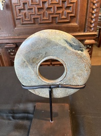 Trois disques bi en jade et serpentine, Chine, probablement &eacute;poque Liangzhu et post&eacute;rieur