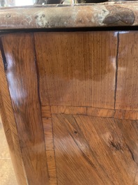 Commode d'&eacute;poque Louis XV en placage, parqueterie, montures en bronze dor&eacute; et dessus en marbre, estampill&eacute;e Galet, deuxi&egrave;me moiti&egrave; du 18&egrave;me s.