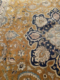 Grand tapis oriental de type Tabriz &agrave; d&eacute;cor floral, laine sur coton, deuxi&egrave;me quart du 20&egrave;me si&egrave;cle