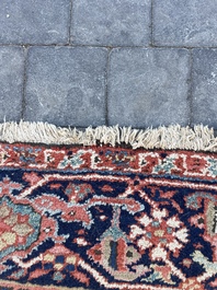 Grand tapis oriental de type Heriz &agrave; d&eacute;cor floral, laine sur coton, premi&egrave;re moiti&eacute; du 20&egrave;me si&egrave;cle