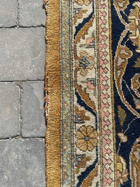 Grand tapis oriental de type Tabriz &agrave; d&eacute;cor floral, laine sur coton, deuxi&egrave;me quart du 20&egrave;me si&egrave;cle