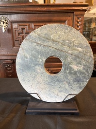 Trois disques bi en jade et serpentine, Chine, probablement &eacute;poque Liangzhu et post&eacute;rieur