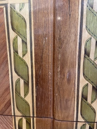 Commode d'&eacute;poque Louis XVI en placage d'acajou, parqueterie, montures en bronze dor&eacute; et dessus en marbre, estampill&eacute;e N. Petit, der. quart du 18&egrave;me s.