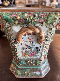 Paire de pique-fleurs en porcelaine de Chine famille rose de Canton &agrave; d&eacute;cor en relief et d'oiseaux parmi des branches fleuries, 19&egrave;me si&egrave;cle