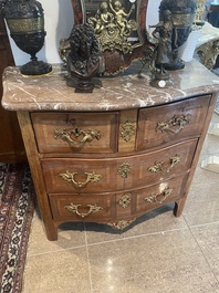 Commode d'&eacute;poque Louis XV en placage, parqueterie, montures en bronze dor&eacute; et dessus en marbre, estampill&eacute;e Galet, deuxi&egrave;me moiti&egrave; du 18&egrave;me s.