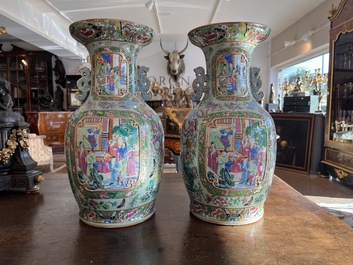 Paire de vase en porcelaine de Chine famille rose de Canton sur fond c&eacute;ladon &agrave; d&eacute;cor de sc&egrave;nes de palais, d'animaux et d'antiquit&eacute;s, 19&egrave;me si&egrave;cle