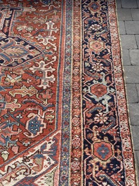 Grand tapis oriental de type Heriz &agrave; d&eacute;cor floral, laine sur coton, premi&egrave;re moiti&eacute; du 20&egrave;me si&egrave;cle