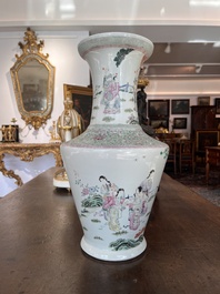 Vase en porcelaine de Chine famille rose &agrave; sujet narratif, 19&egrave;me si&egrave;cle