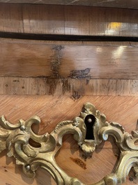 Commode d'&eacute;poque Louis XV en placage, parqueterie, montures en bronze dor&eacute; et dessus en marbre, estampill&eacute;e Galet, deuxi&egrave;me moiti&egrave; du 18&egrave;me s.