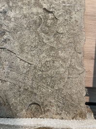 Important bas-relief en pierre sculpt&eacute;e figurant une carrosse sur un pont, 19&egrave;me/20&egrave;me si&egrave;cle