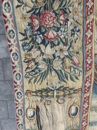 Importante tapisserie murale de Bruges repr&eacute;sentant 'Les porte-drapeaux' de la s&eacute;rie 'Les Triomphes de C&eacute;sar', seconde moiti&eacute; du 16&egrave;me si&egrave;cle