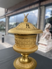 Paire de cassolettes ou vases pots-pourris Empire en bronze dor&eacute;, France, 1&egrave;re moiti&eacute; du 19&egrave;me si&egrave;cle