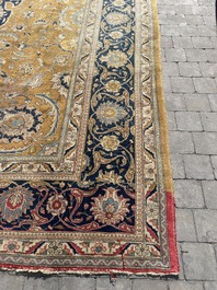 Grand tapis oriental de type Tabriz &agrave; d&eacute;cor floral, laine sur coton, deuxi&egrave;me quart du 20&egrave;me si&egrave;cle