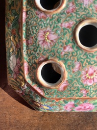 Paire de pique-fleurs en porcelaine de Chine famille rose de Canton &agrave; d&eacute;cor en relief et d'oiseaux parmi des branches fleuries, 19&egrave;me si&egrave;cle