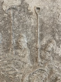 Important bas-relief en pierre sculpt&eacute;e figurant une carrosse sur un pont, 19&egrave;me/20&egrave;me si&egrave;cle