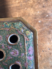 Paire de pique-fleurs en porcelaine de Chine famille rose de Canton &agrave; d&eacute;cor en relief et d'oiseaux parmi des branches fleuries, 19&egrave;me si&egrave;cle