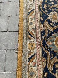 Grand tapis oriental de type Tabriz &agrave; d&eacute;cor floral, laine sur coton, deuxi&egrave;me quart du 20&egrave;me si&egrave;cle