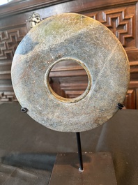 Trois disques bi en jade et serpentine, Chine, probablement &eacute;poque Liangzhu et post&eacute;rieur