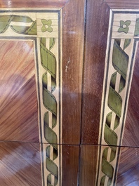 Commode d'&eacute;poque Louis XVI en placage d'acajou, parqueterie, montures en bronze dor&eacute; et dessus en marbre, estampill&eacute;e N. Petit, der. quart du 18&egrave;me s.