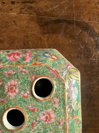 Paire de pique-fleurs en porcelaine de Chine famille rose de Canton &agrave; d&eacute;cor en relief et d'oiseaux parmi des branches fleuries, 19&egrave;me si&egrave;cle