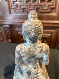 Un Bouddha et un Ganesh Majapahit en bronze oxyd&eacute;, Java de l'Est, 13&egrave;me/14&egrave;me si&egrave;cle