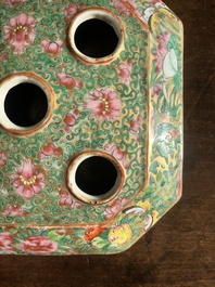 Paire de pique-fleurs en porcelaine de Chine famille rose de Canton &agrave; d&eacute;cor en relief et d'oiseaux parmi des branches fleuries, 19&egrave;me si&egrave;cle