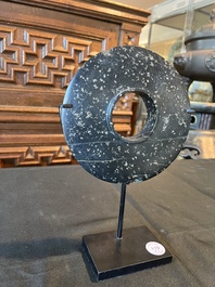 Trois disques bi en jade et serpentine, Chine, probablement &eacute;poque Liangzhu et post&eacute;rieur