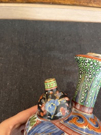 Kendi en porcelaine de Chine bleu et blanc surd&eacute;cor&eacute; &agrave; d&eacute;cor floral, Wanli et post&eacute;rieur