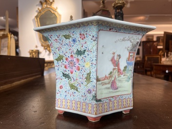 Jardini&egrave;re hexagonale en porcelaine de Chine famille rose &agrave; d&eacute;cor floral et de dames dans un jardin, 20&egrave;me si&egrave;cle