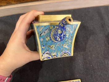 Paire de th&eacute;i&egrave;res en &eacute;maux cloisonn&eacute;s &agrave; d&eacute;cor de papillons et de pies, Chine, 19&egrave;me si&egrave;cle