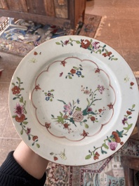 Huit assiettes en porcelaine de Chine famille rose &agrave; d&eacute;cor floral, 18&egrave;me si&egrave;cle