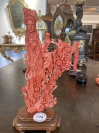 Figure d'une dame avec un oiseau en corail rouge sculpt&eacute;, Chine, 19&egrave;me/20&egrave;me
