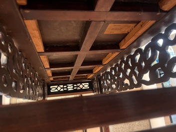 Table d'autel en bois sculpt&eacute; au plateau en bois de racine, Chine, 20&egrave;me si&egrave;cle