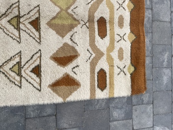Tapis europ&eacute;en en laine &agrave; d&eacute;cor g&eacute;om&eacute;trique de style Art D&eacute;co, seconde moiti&eacute; du 20&egrave;me si&egrave;cle