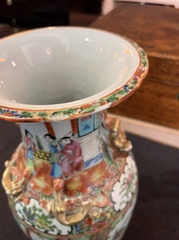 Trois paires de vases en porcelaine de Chine famille rose de Canton &agrave; d&eacute;cor floral et de sc&egrave;nes de palais, 19&egrave;me si&egrave;cle