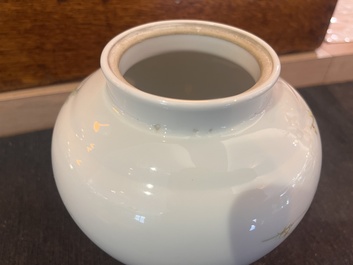 Cinq vases en porcelaine de Chine en bleu et blanc, famille rose et famille verte, 19&egrave;me/20&egrave;me si&egrave;cle