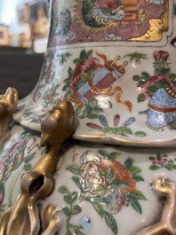 Paire de vases en porcelaine de Chine famille rose de Canton &agrave; d&eacute;cor floral, de sc&egrave;nes de palais et d'antiquit&eacute;s, 19&egrave;me si&egrave;cle