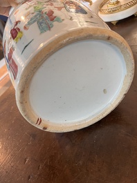 Vase en porcelaine de Chine famille rose &agrave; sujet narratif, 19&egrave;me si&egrave;cle