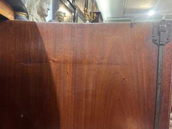 Jean Joseph Chapuis (1765-1864): Buffet Empire de forme demi-lune en placage d'acajou flamm&eacute; aux montures en bronze et dessus en marbre