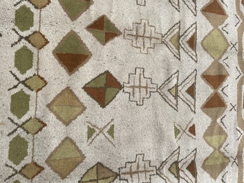 Tapis europ&eacute;en en laine &agrave; d&eacute;cor g&eacute;om&eacute;trique de style Art D&eacute;co, seconde moiti&eacute; du 20&egrave;me si&egrave;cle