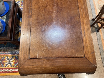 Table d'autel en bois sculpt&eacute; au plateau en bois de racine, Chine, 20&egrave;me si&egrave;cle