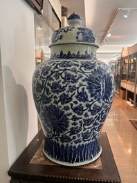 Vase couvert en porcelaine de Chine en bleu et blanc &agrave; d&eacute;cor de rinceaux de lotus, Kangxi