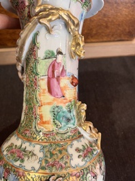 Trois paires de vases en porcelaine de Chine famille rose de Canton &agrave; d&eacute;cor floral et de sc&egrave;nes de palais, 19&egrave;me si&egrave;cle