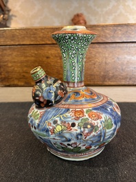 Kendi en porcelaine de Chine bleu et blanc surd&eacute;cor&eacute; &agrave; d&eacute;cor floral, Wanli et post&eacute;rieur